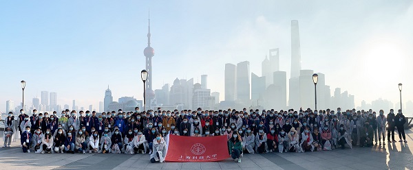 上科大“小马达”志愿者服务上海国际马拉松赛