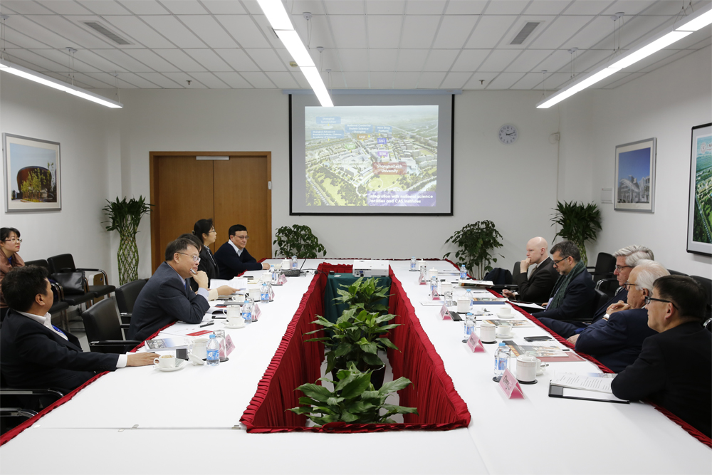 美国布鲁金斯学会董事会联合主席约翰·桑顿一行访问我校