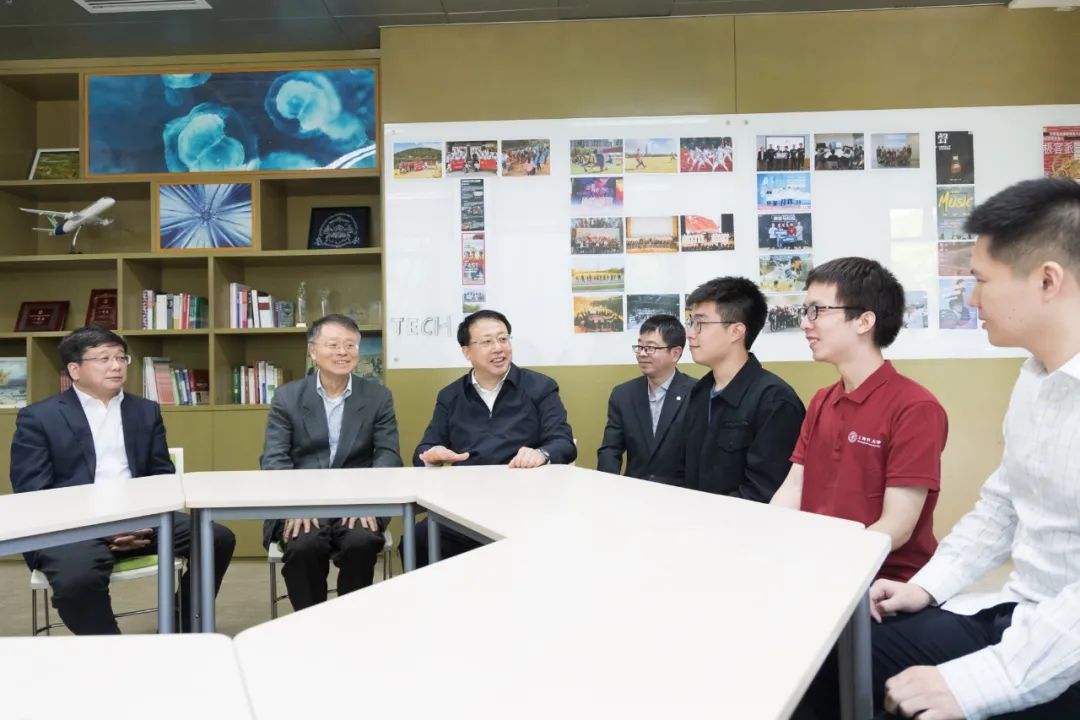 龚正市长调研上海科技大学，察看实验室并与学生围坐交流，鼓励加快向中国特色世界一流大学迈进