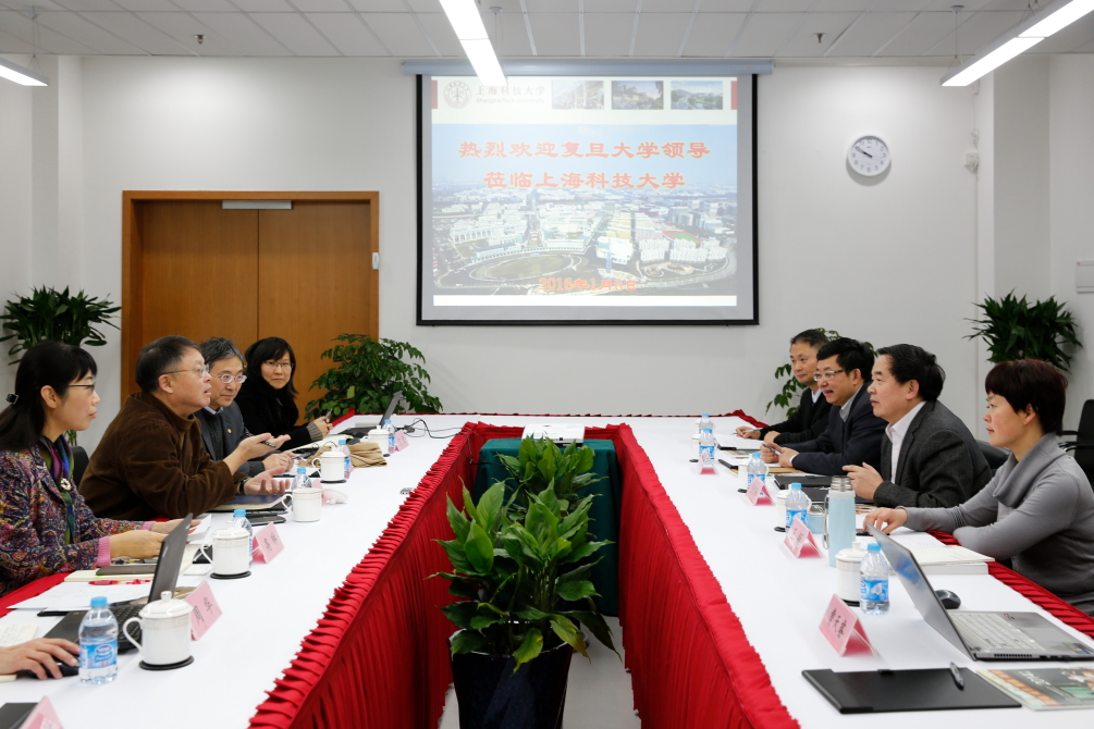复旦大学常务副校长包信和一行来访我校