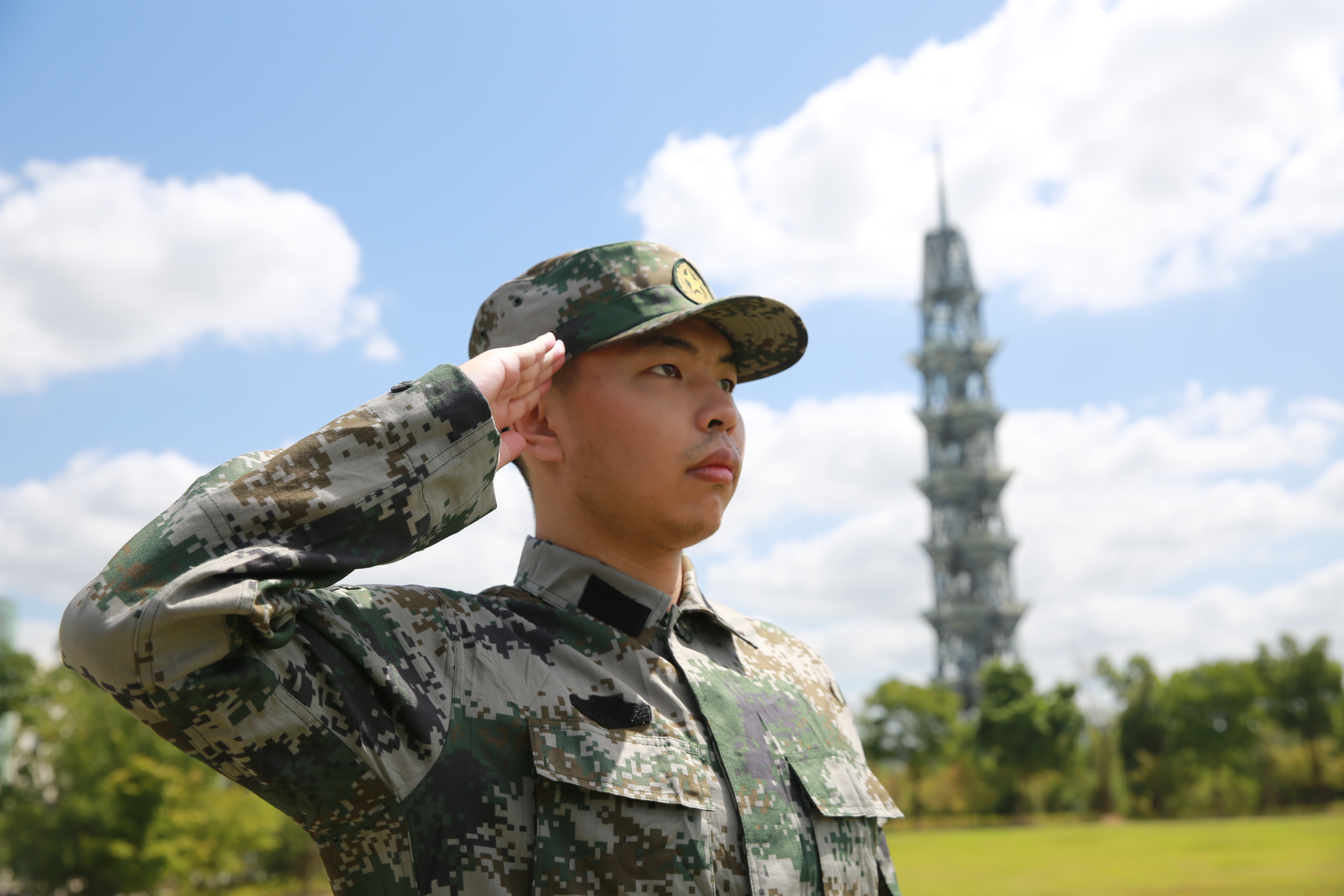 我校为首位参军入伍本科生举办新兵欢送会