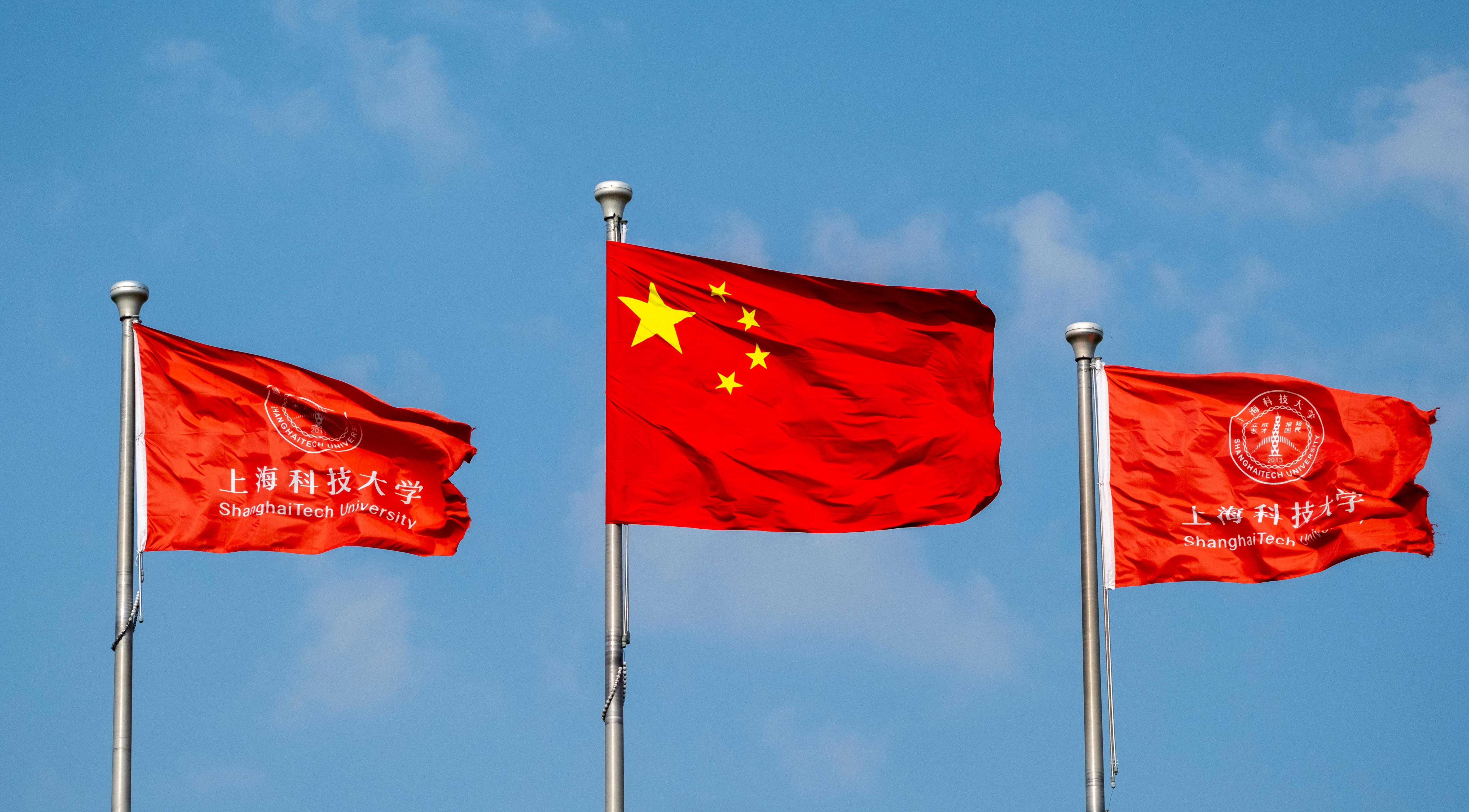 上科大共青团举行五四青年节升旗仪式 受赠天安门国旗及仪仗队军刀