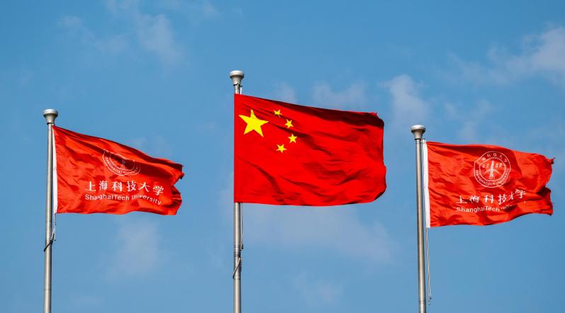 上科大共青团举行五四青年节升旗仪式 受赠天安门国旗及仪仗队军刀