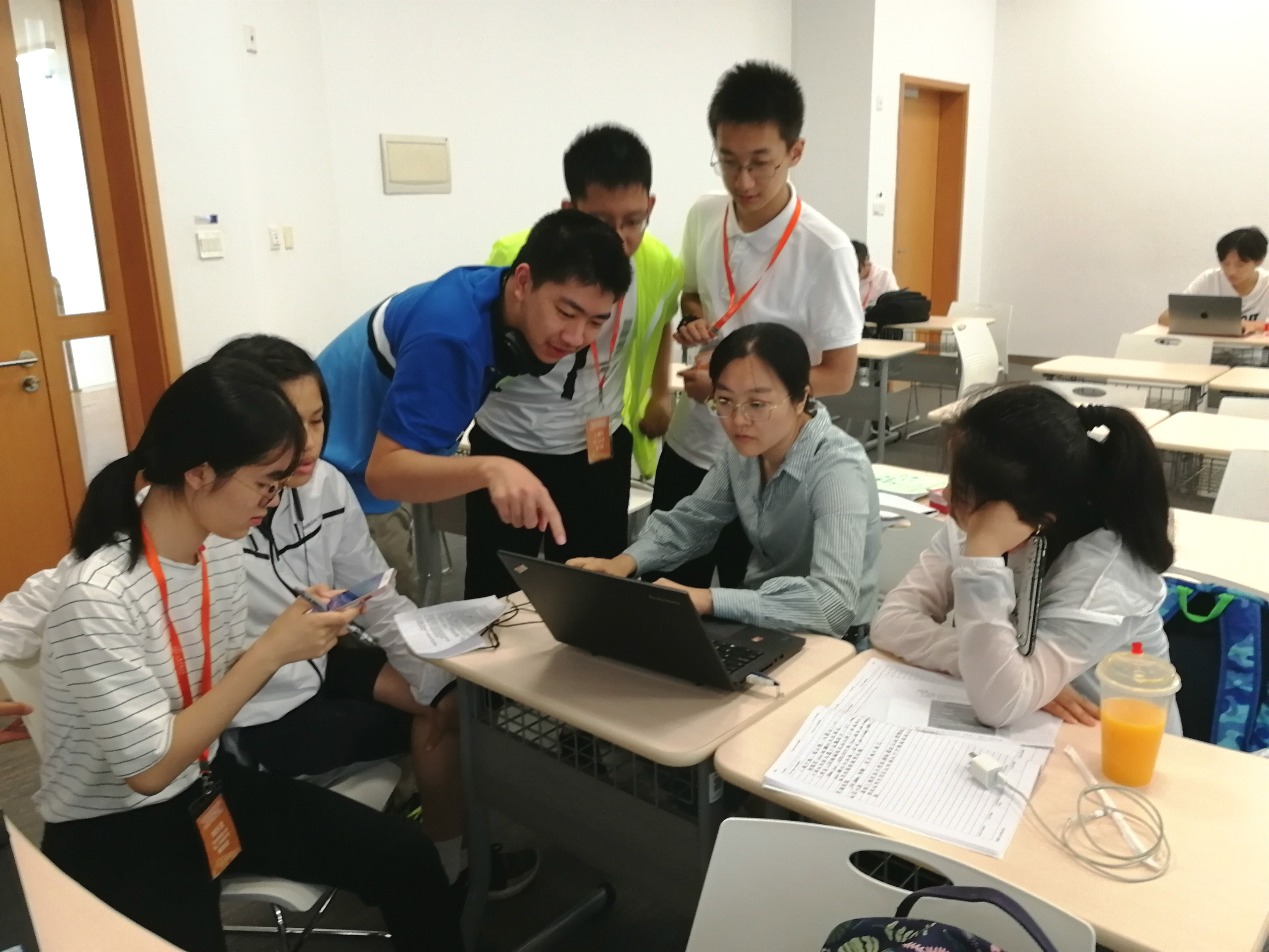 课题指导老师指导学生准备演讲汇报