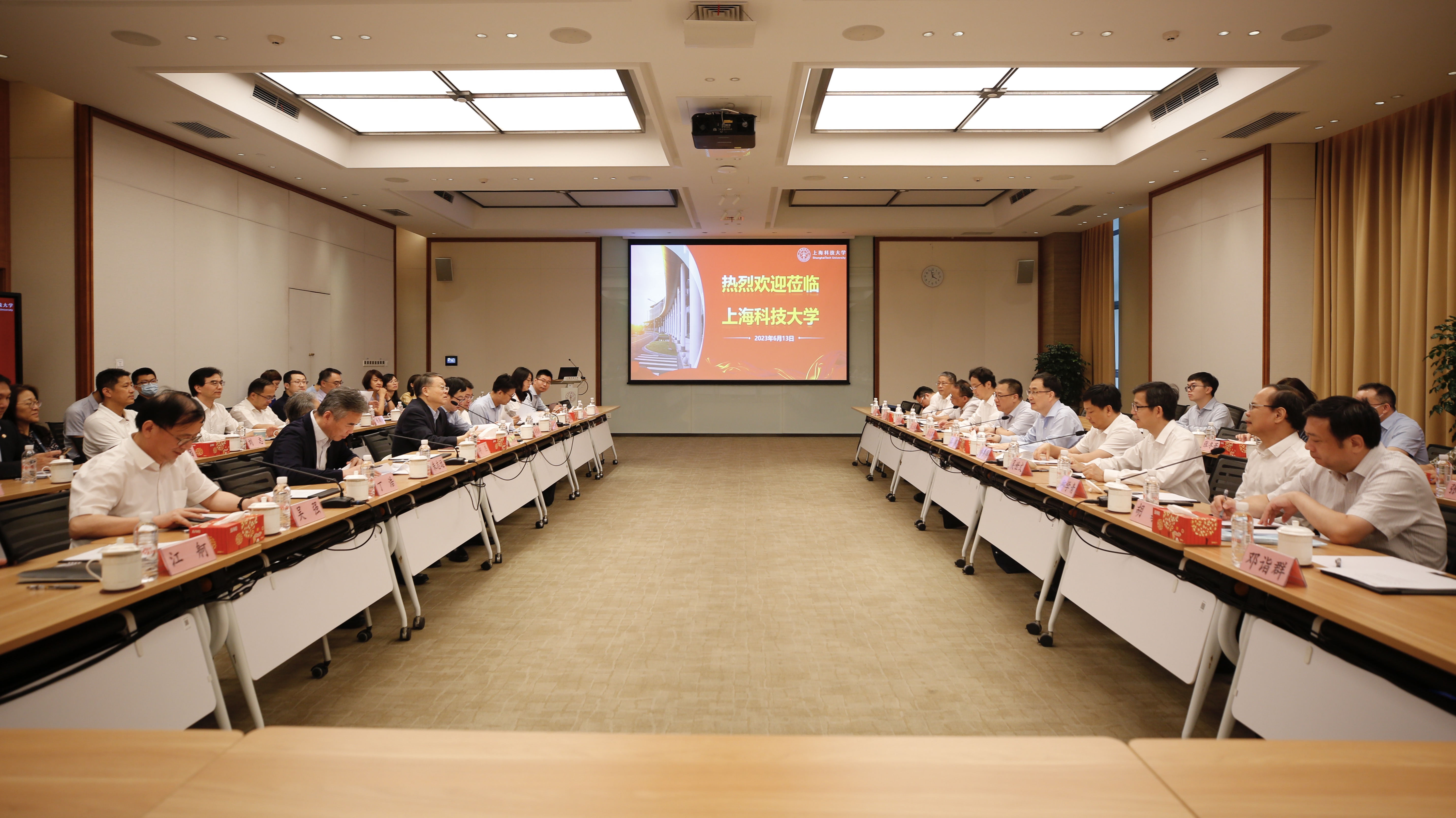 广东省委常委、副省长王曦到上海科技大学调研