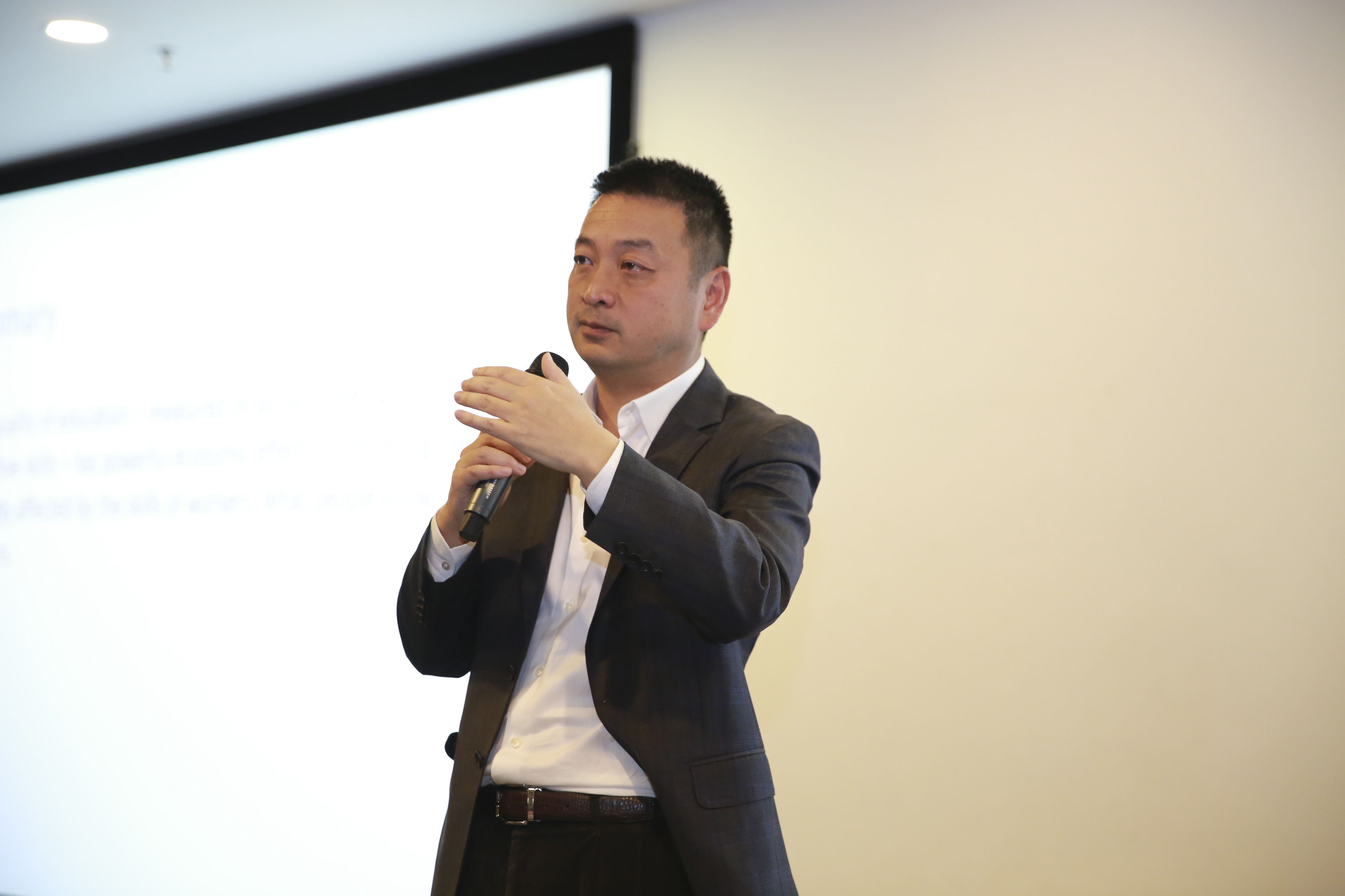 携程旅行网联合创始人梁建章博士一行访问上科大