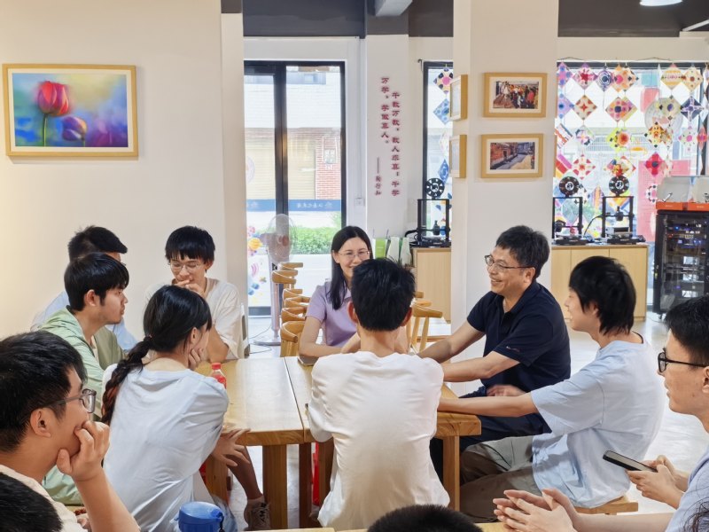 封东来校长看望湖北黄冈社会实践团队
