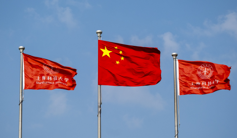 上海科技大学共青团举行五四青年节升旗仪式 受赠天安门国旗及仪仗队军刀