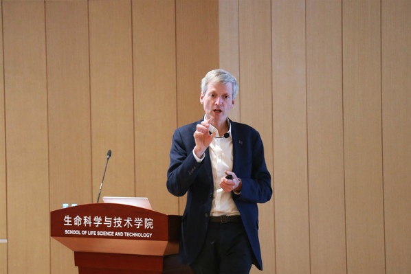 牛津大学病理学院院长马修·弗里曼访问我校