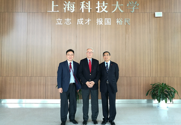 德国癌症研究中心（DKFZ）Eike Martin教授访问并参观我校