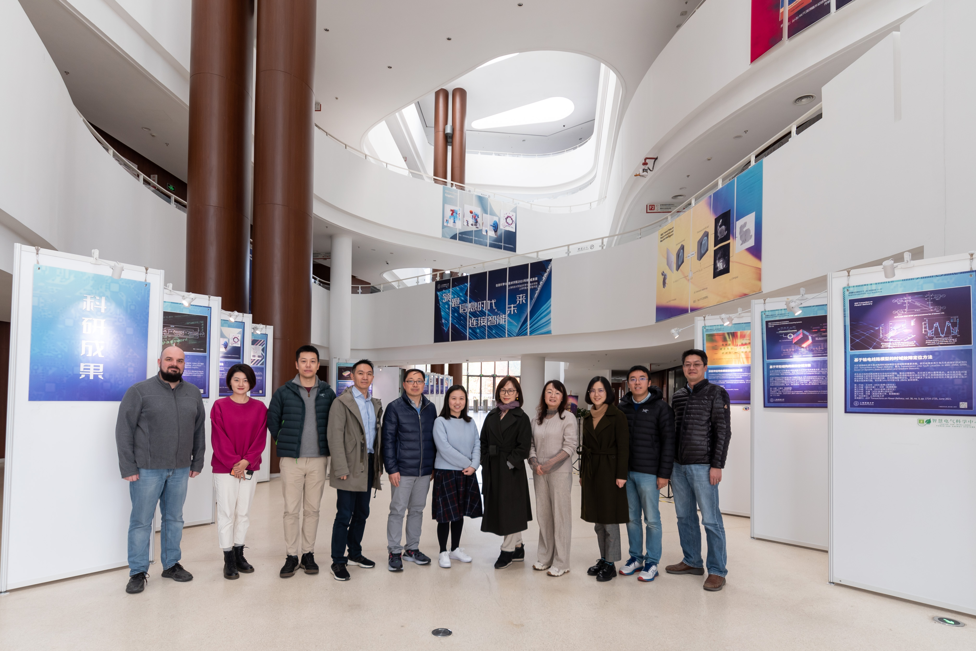 “领跑信息时代 连接智能未来”——信息学院最新科研成果在校图书馆展出