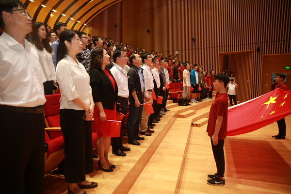 我校师生共同观看庆祝中华人民共和国成立70周年大会和阅兵仪式