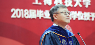 “今天，当我们携手度过了这段充满理想和激情燃烧的奋斗岁月时，我们共同经历了高等教育改革与创新的艰难实践，一起见证了一所新型研究型大学的初创历程。”
