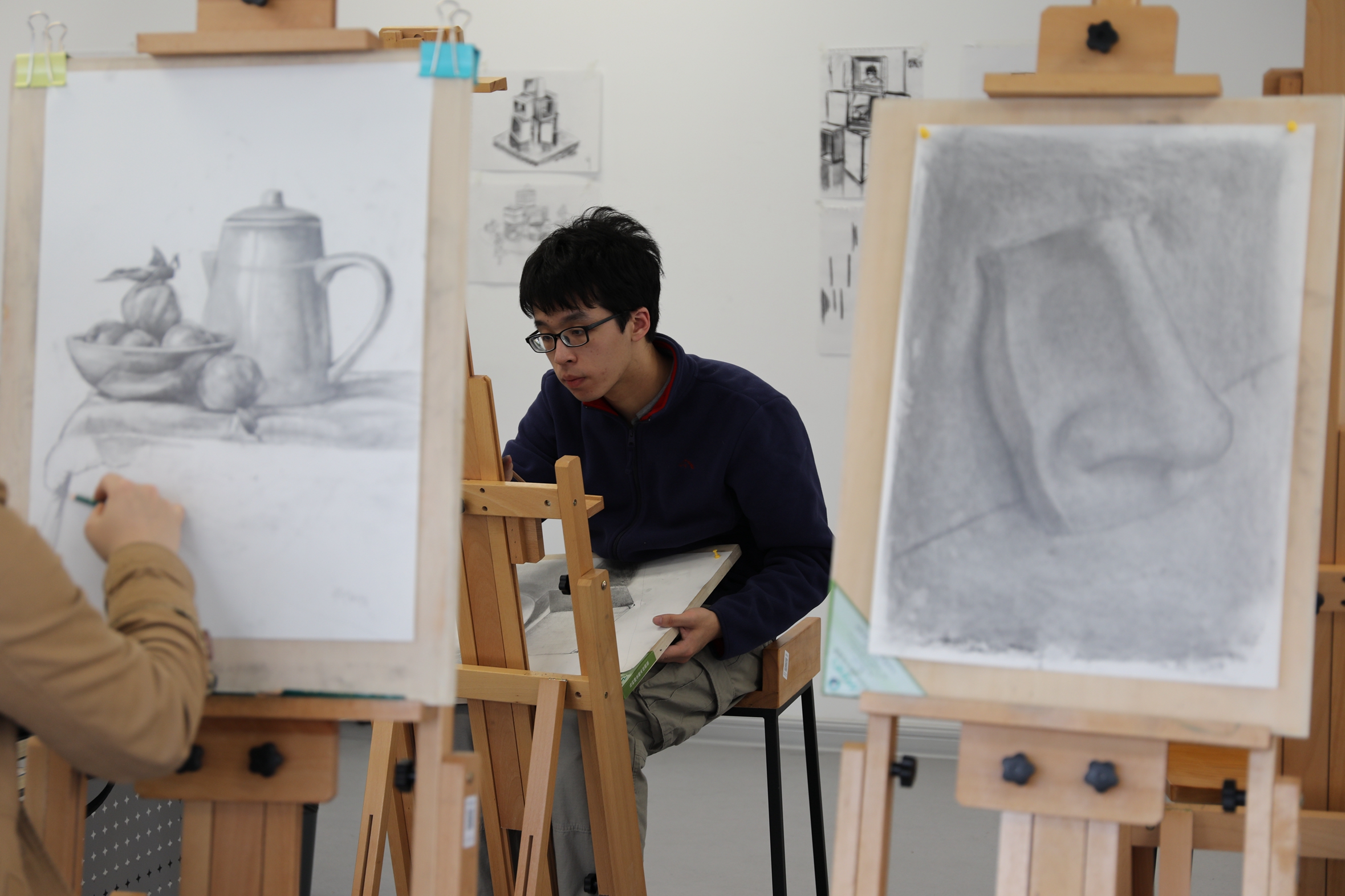 "王搏老师回忆道,"记得有一次我让学生们临摹石膏几何形体静物画,一位