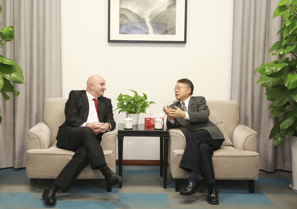 宁波诺丁汉大学执行校长尼克·迈尔斯一行访问上海科技大学