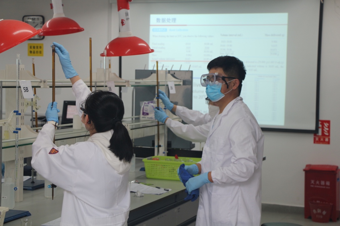 《分析化学实验》课上,同学们正在练习滴定管的使用