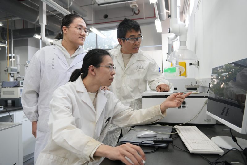 从课堂疑问到国际期刊：三名本科生如何用研究思维革新教学实验