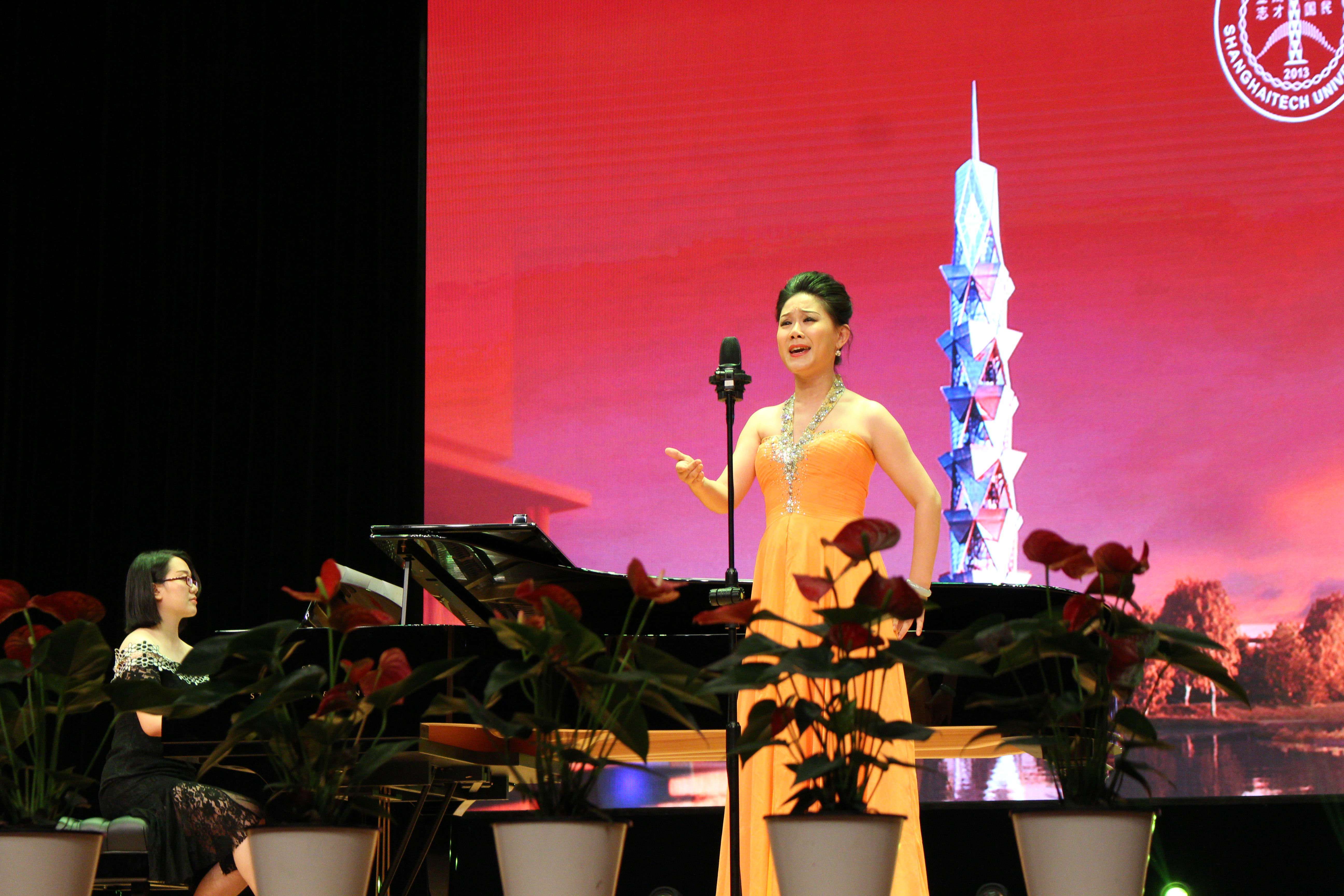 在观众的热烈掌声中,81岁高龄,在声乐教育岗位上工作了55年的石林教授