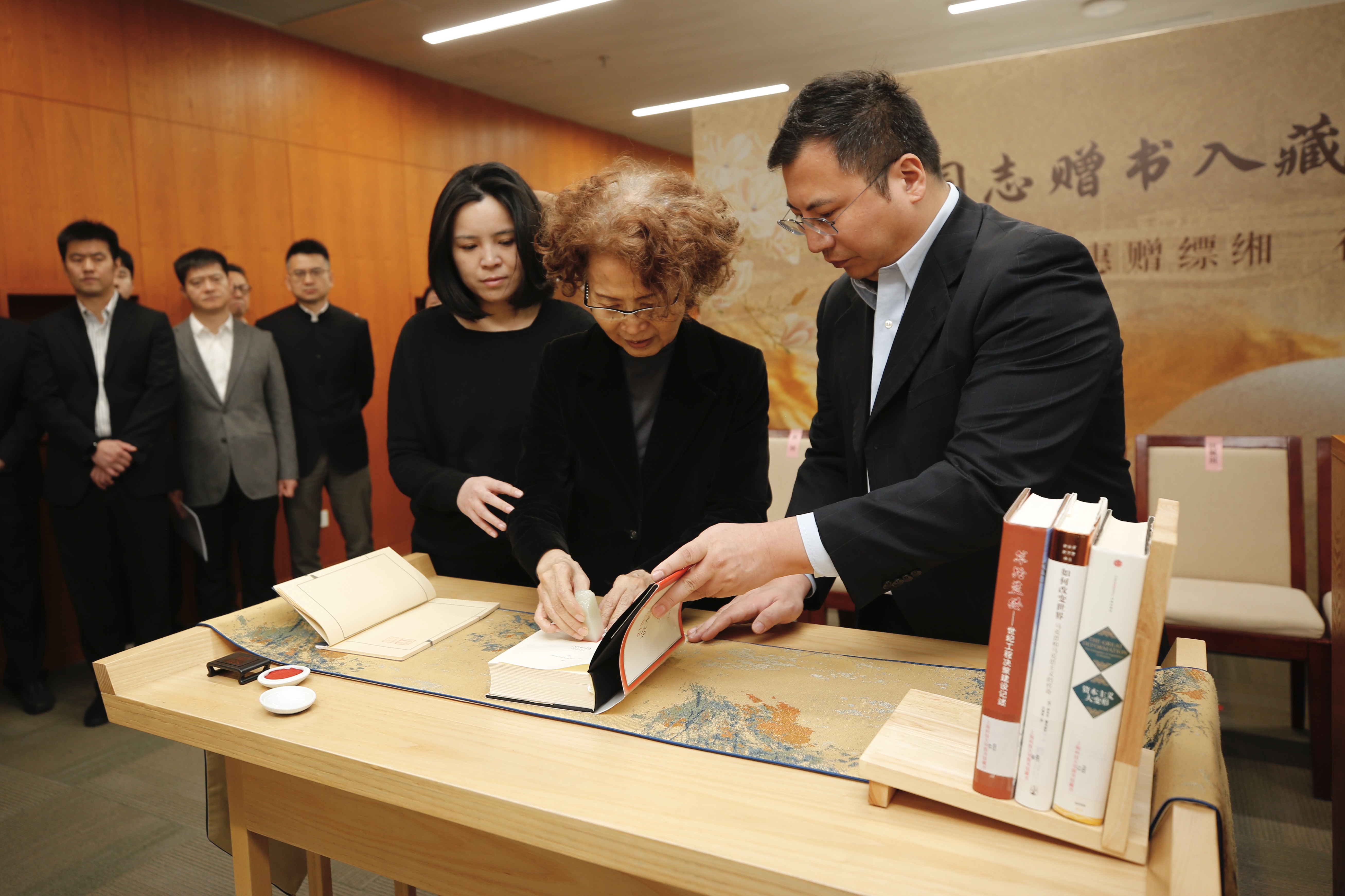 惠赠缥缃,德泽后学 | 杨雄同志赠书入藏暨专区开放仪式在上海科技大学图书馆举行