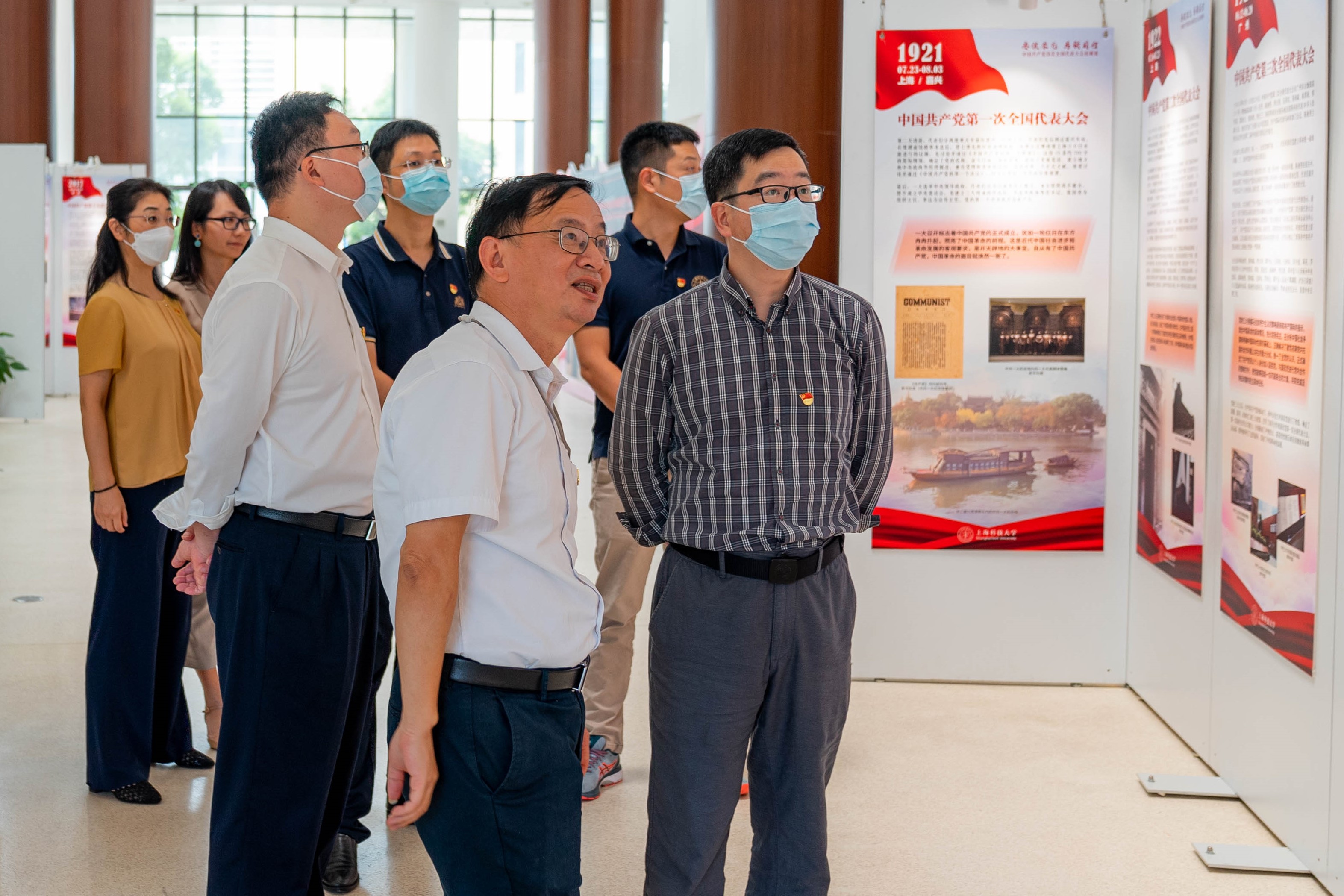 踔厉奋发迎接二十大，校党委中心组学习参观党的历次代表大会回顾展