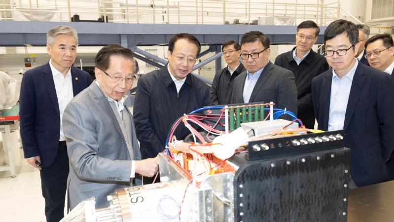 龚正调研上海科技大学终极能源中心