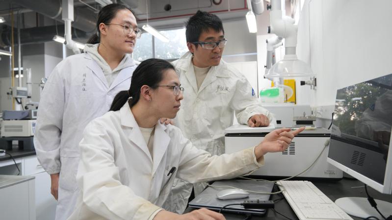 从课堂疑问到国际期刊：三名本科生如何用研究思维革新教学实验