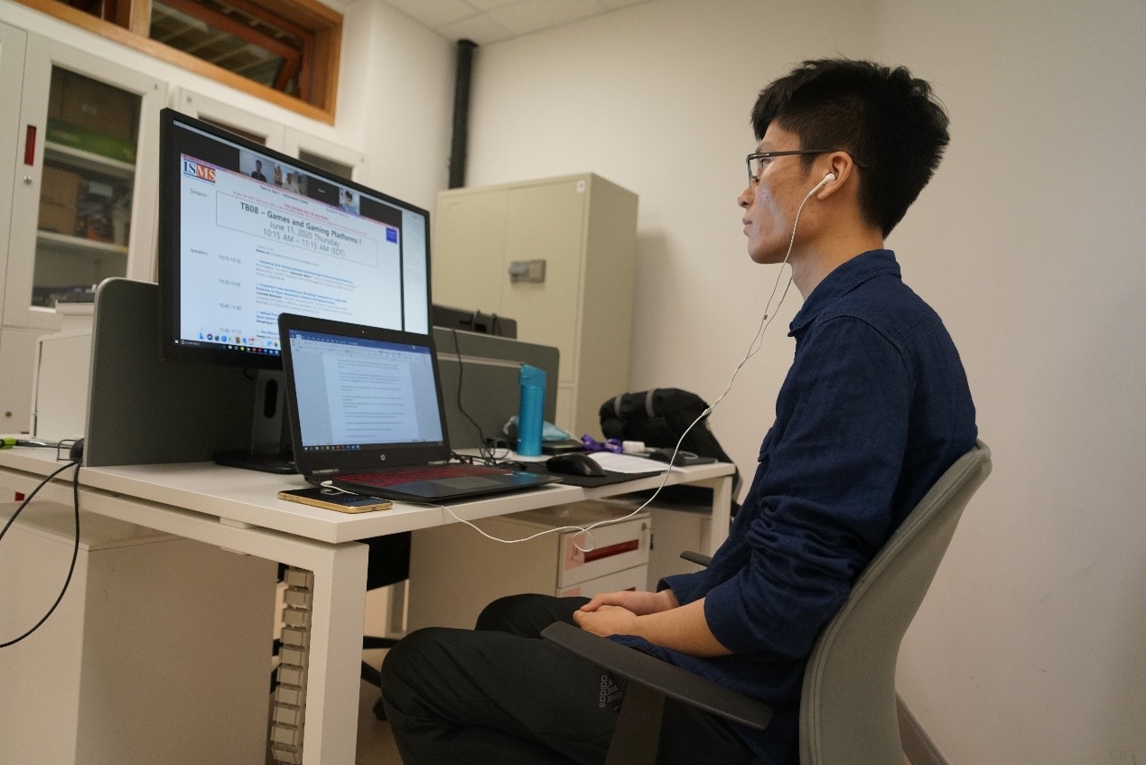 创管学院杨丽凤课题组本科生刘浩宇在国际顶级商科研究会议上作研究报告