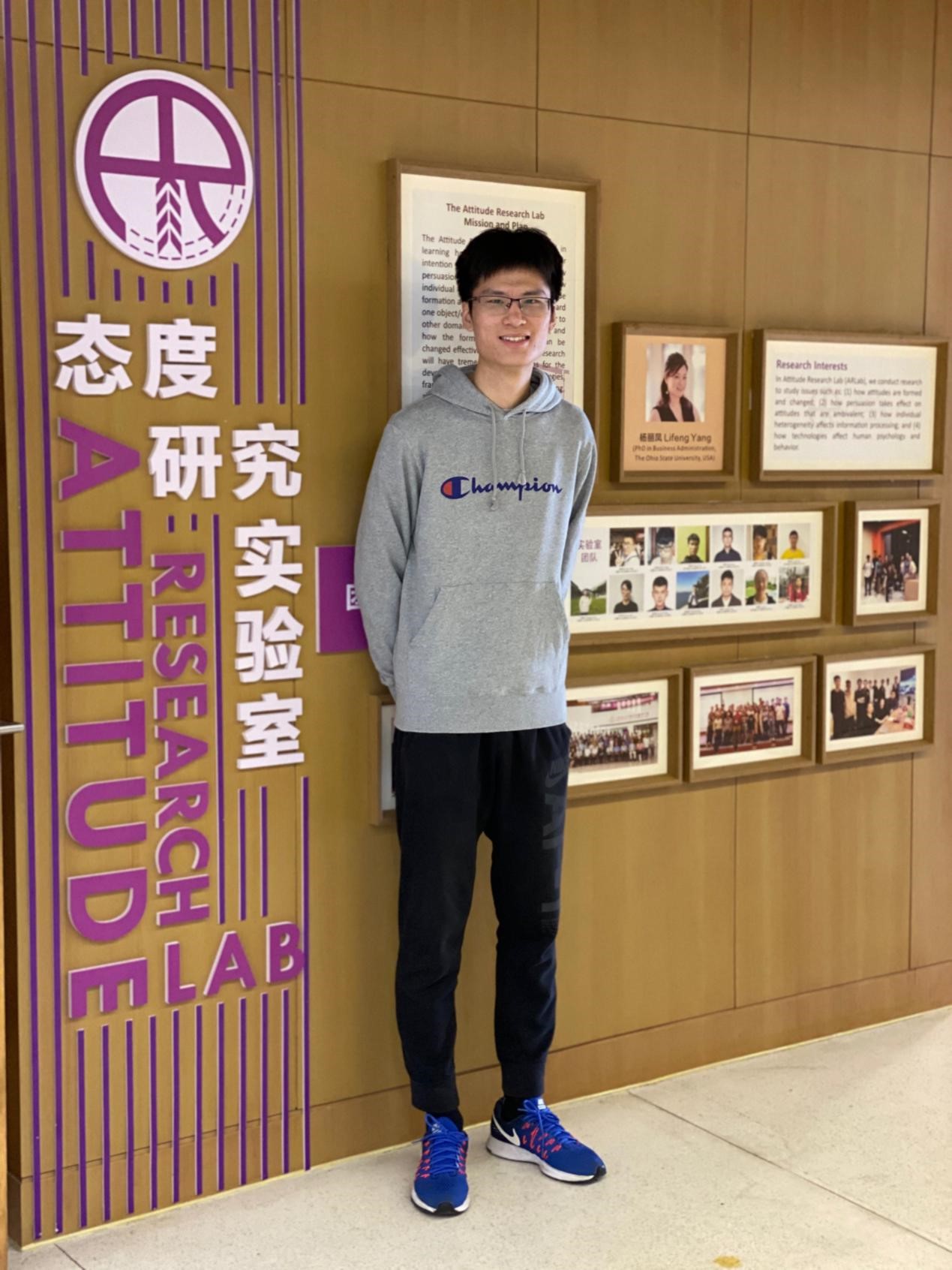 创管学院杨丽凤课题组本科生刘浩宇在国际顶级商科研究会议上作研究报告