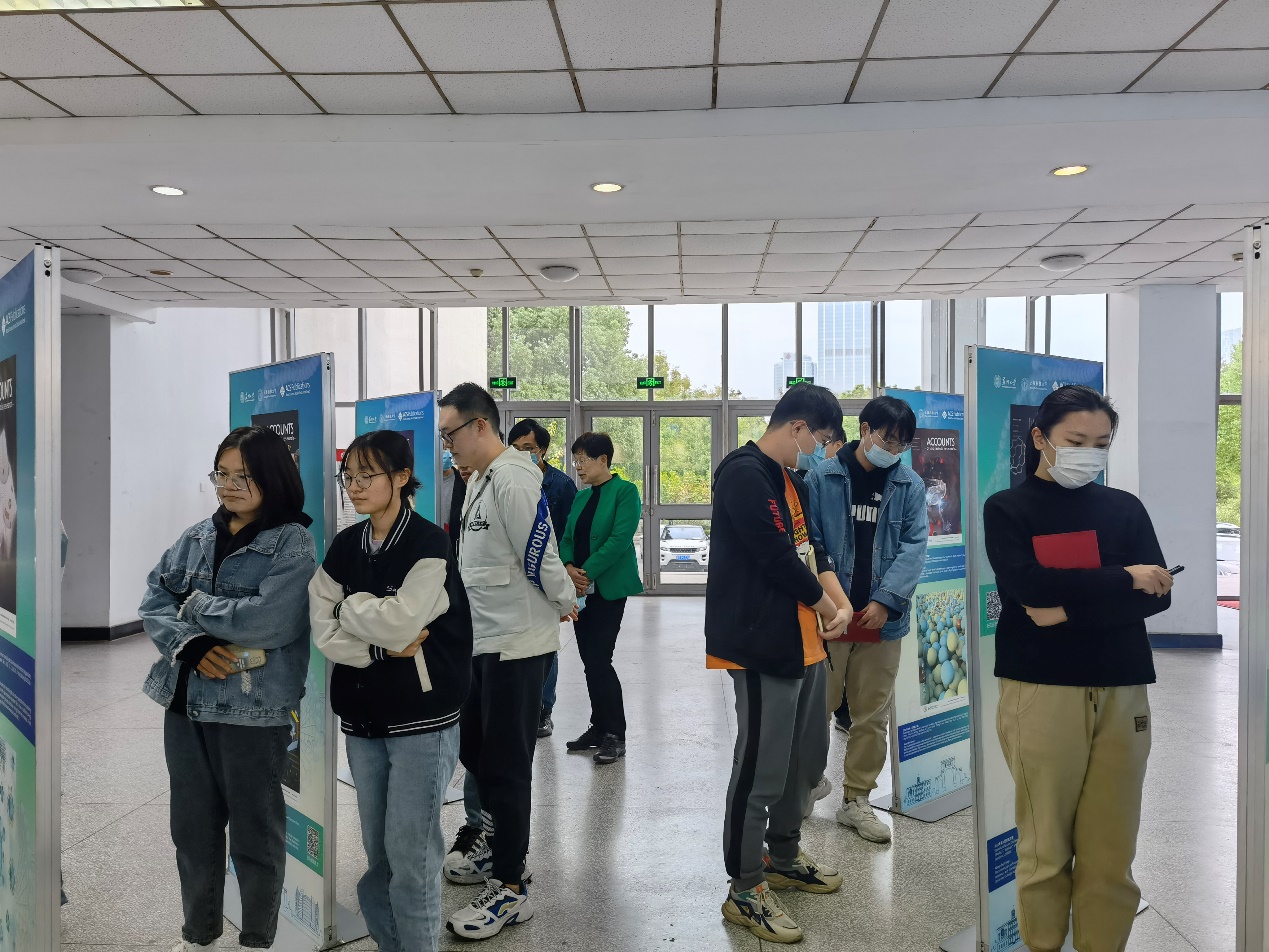 《材料研究述评》封面展走进苏州大学