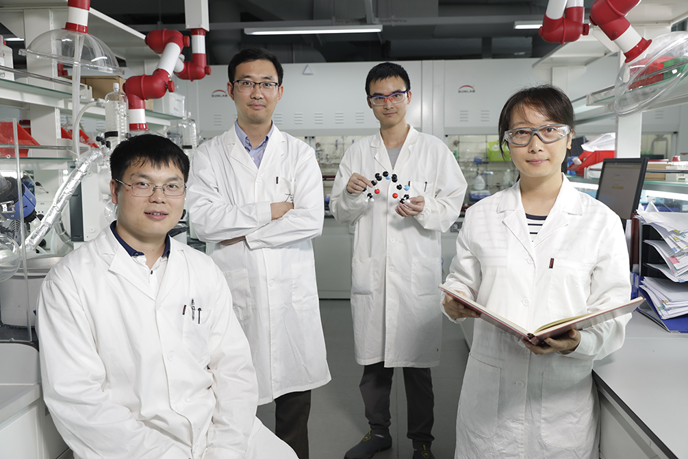 《Science》发表上科大年轻团队重大突破：光能+廉价稀土金属=室温甲烷绿色转化新途径