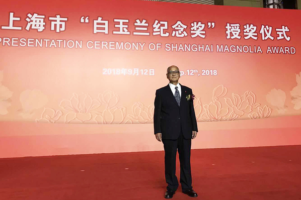 祝贺物质学院电镜中心主任Osamu Terasaki教授荣获2018年度上海市“白玉兰纪念奖”