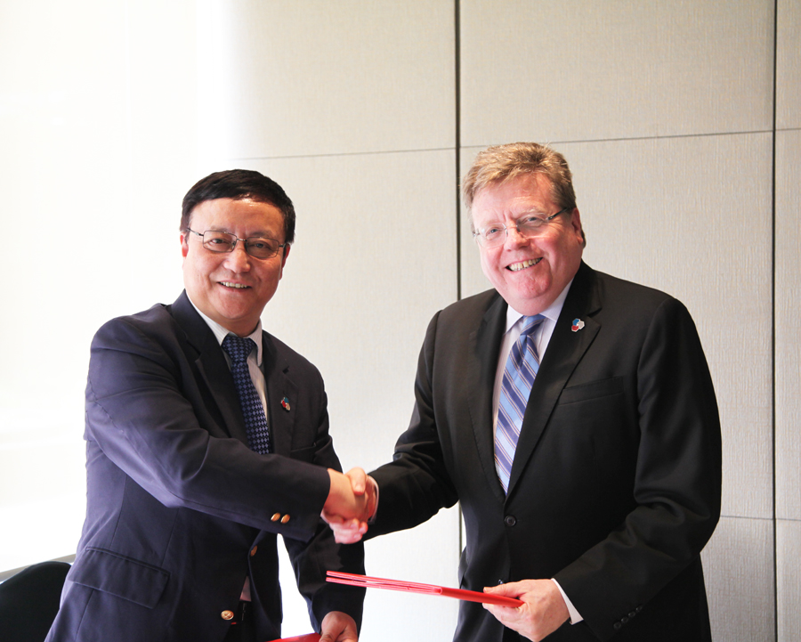 上海科技大学物质科学与技术学院与芝加哥大学分子工程研究所签署合作协议