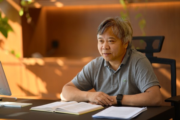 数学科学研究所创始所长陈秀雄在偏微分方程和复几何领域取得重要突破