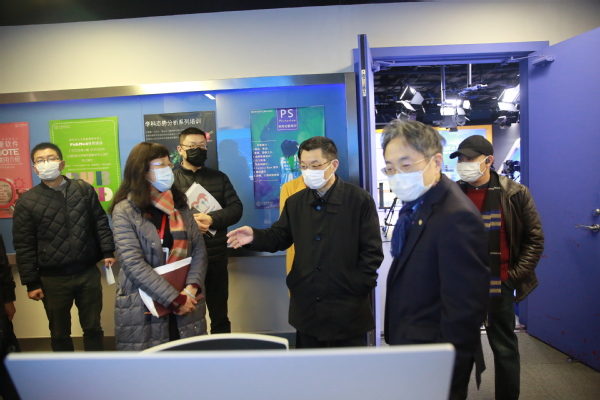 上海市教委领导来校检查疫情期间学校各项工作